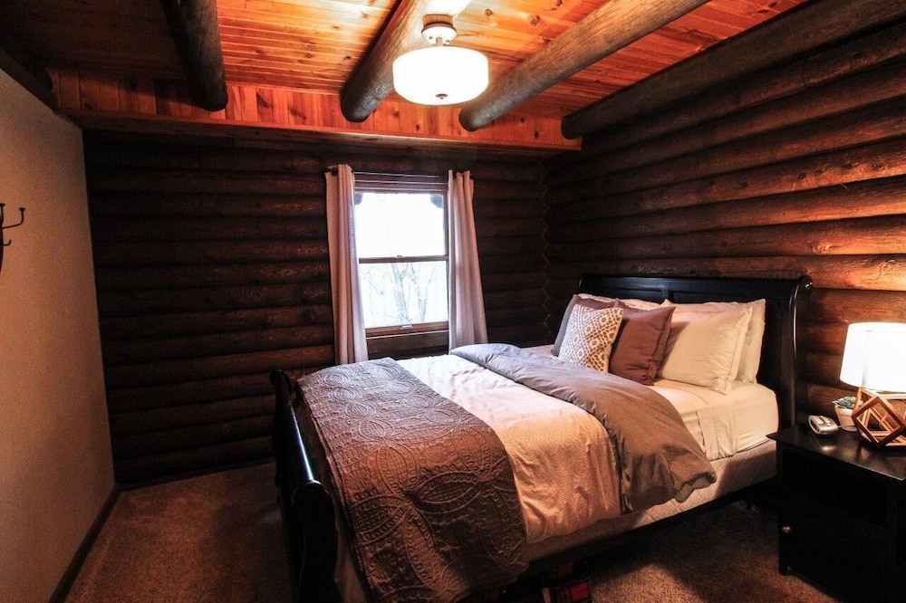 Cozy Log Cabin On Secluded Acreage Located Outside Of Fort Atkinson