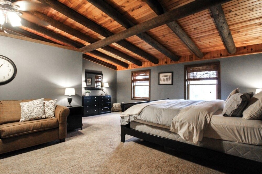 Cozy Log Cabin On Secluded Acreage Located Outside Of Fort Atkinson