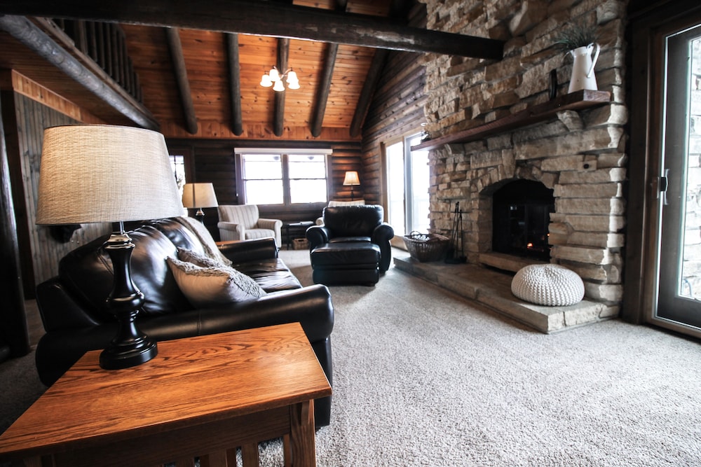Cozy Log Cabin On Secluded Acreage Located Outside Of Fort Atkinson