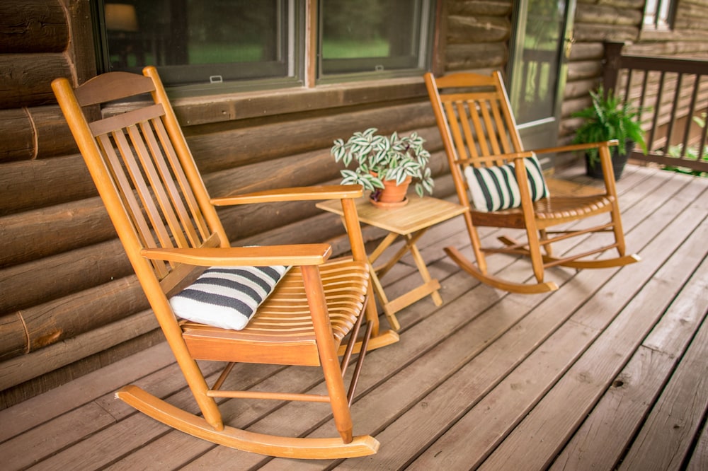 Cozy Log Cabin On Secluded Acreage Located Outside Of Fort Atkinson