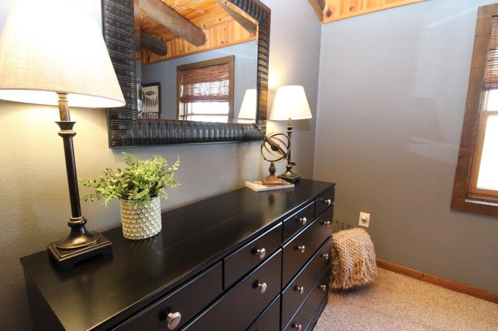 Cozy Log Cabin On Secluded Acreage Located Outside Of Fort Atkinson