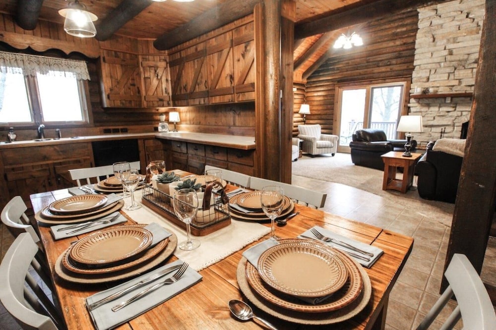 Cozy Log Cabin On Secluded Acreage Located Outside Of Fort Atkinson
