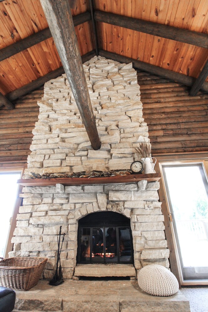 Cozy Log Cabin On Secluded Acreage Located Outside Of Fort Atkinson