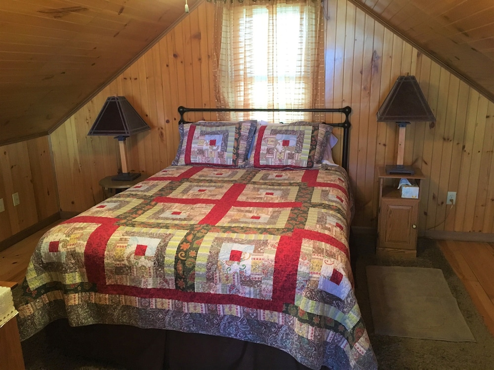 Boulder Ridge Cabin a private chalet in the woods Friendsville