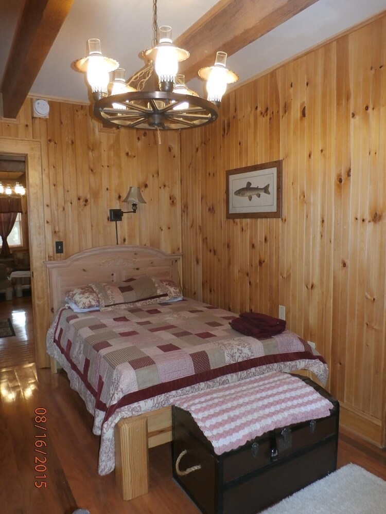 Sugar Plum Cabin - Beautiful Mountain View/Renovated Log Cabin/Kids Ski FREE/ELK