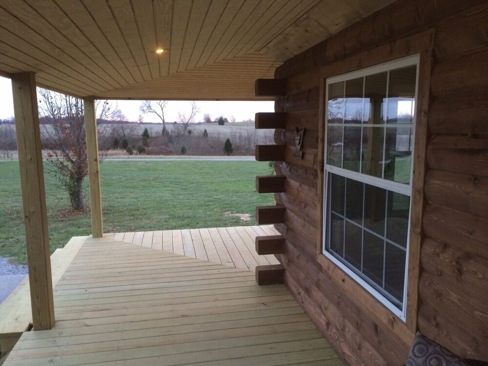 Secluded, Log Rental Cabin, Private Hot Tub,on Southern Illinois Wine