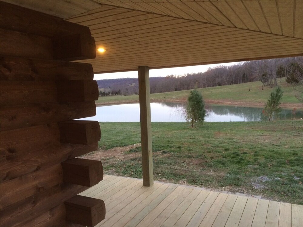 Secluded, Log Rental Cabin, Private Hot Tub,on Southern Illinois Wine