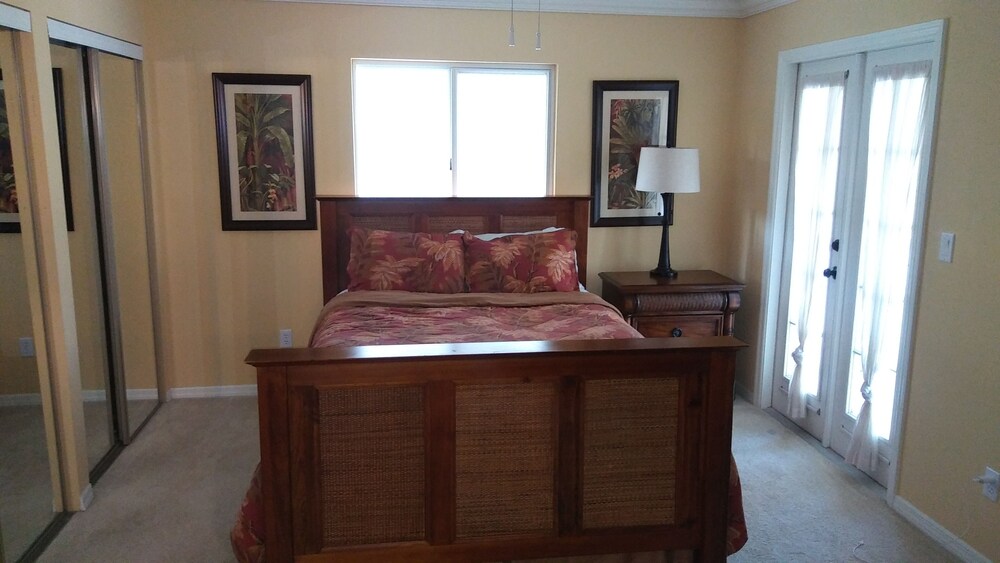 Beautiful 2/2 Waterfront Designer Home for your family vacation