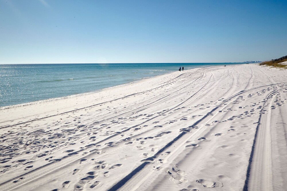 'Wasted Time'  BEACHFRONT & FABULOUS! Beach Set-Up Included March-October!