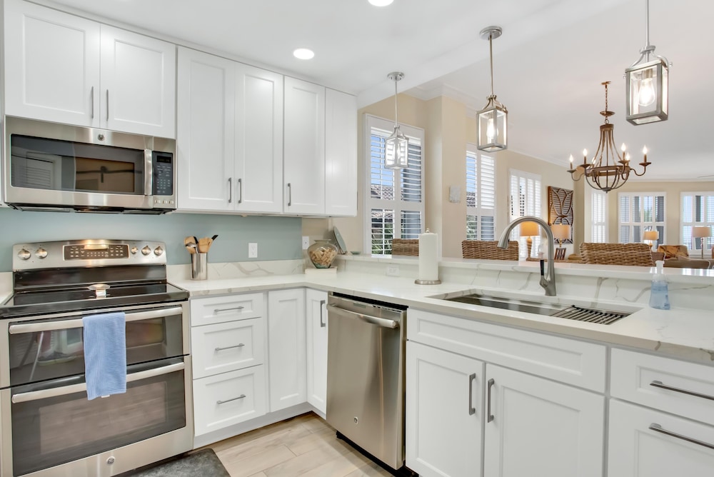 'Wasted Time'  BEACHFRONT & FABULOUS! Beach Set-Up Included March-October!