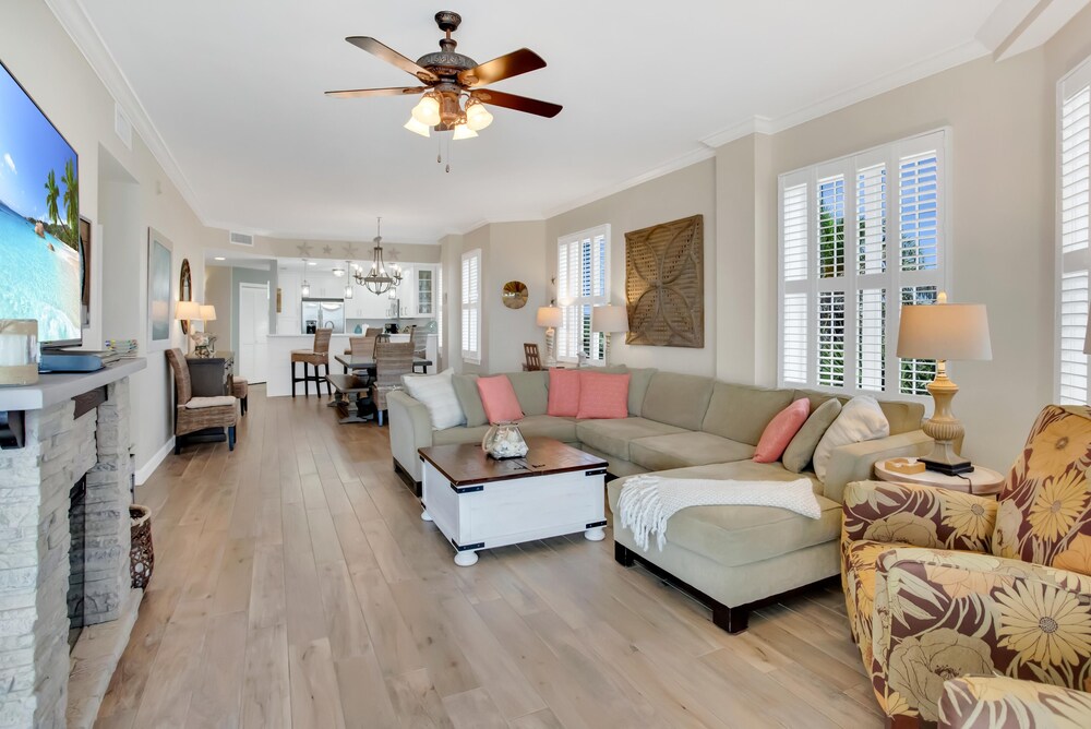 'Wasted Time'  BEACHFRONT & FABULOUS! Beach Set-Up Included March-October!