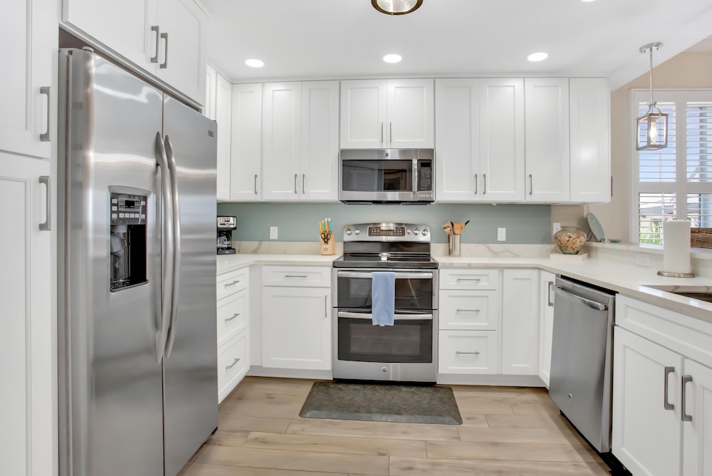 'Wasted Time'  BEACHFRONT & FABULOUS! Beach Set-Up Included March-October!