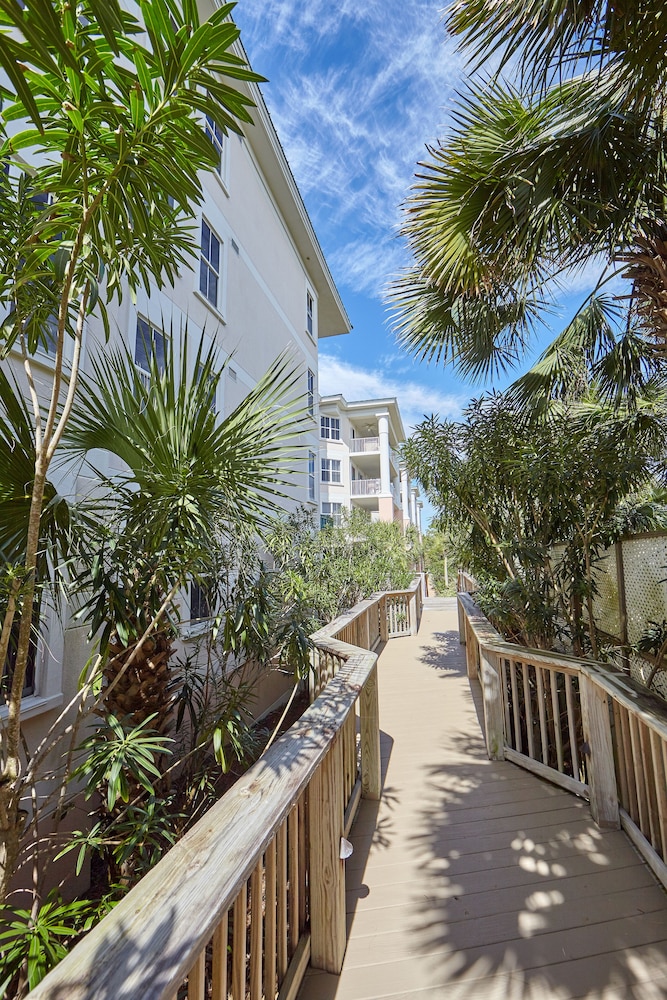 'Wasted Time'  BEACHFRONT & FABULOUS! Beach Set-Up Included March-October!