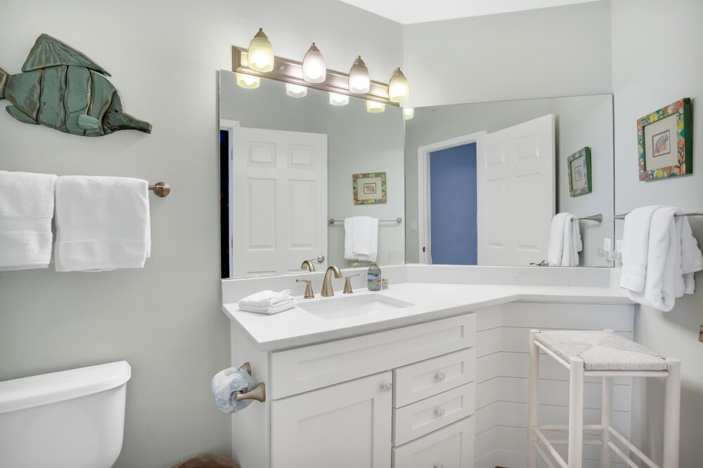 'Wasted Time'  BEACHFRONT & FABULOUS! Beach Set-Up Included March-October!