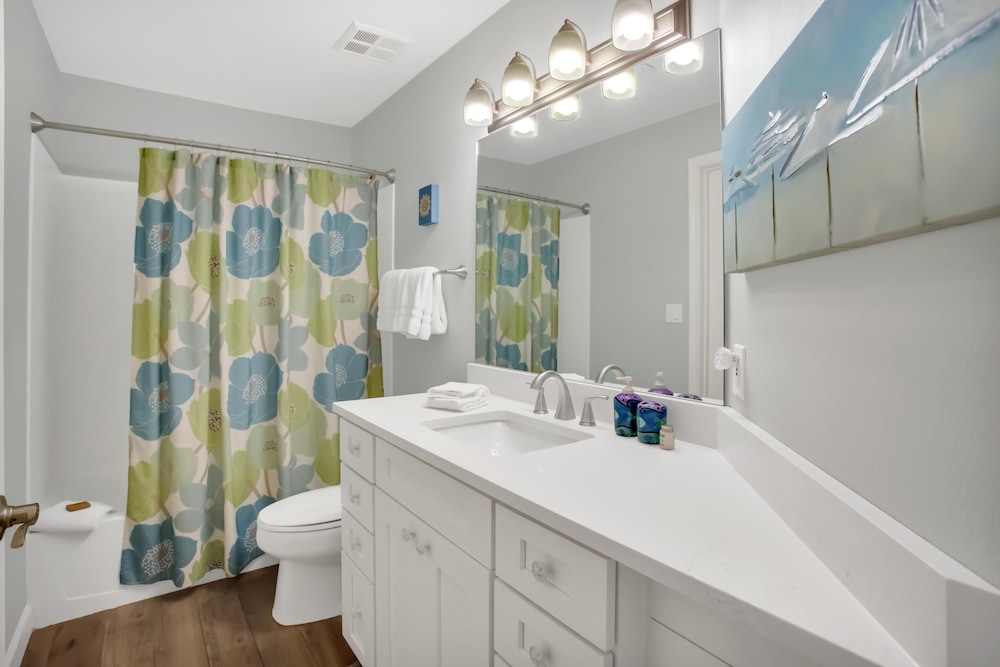 'Wasted Time'  BEACHFRONT & FABULOUS! Beach Set-Up Included March-October!