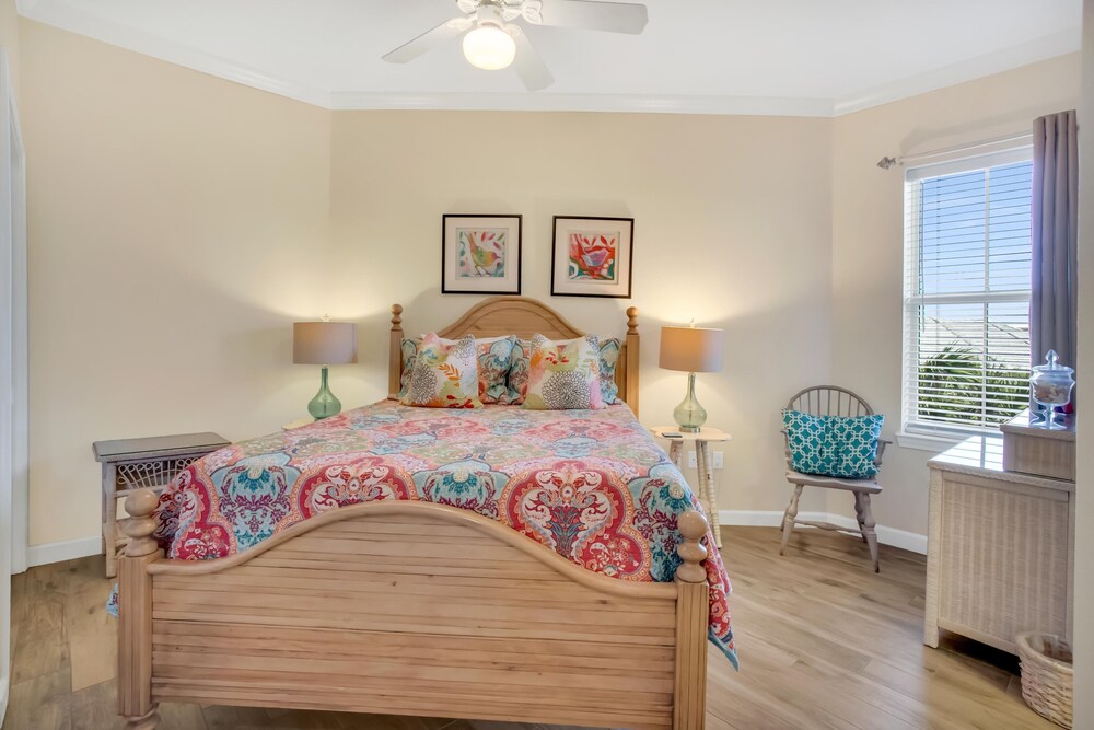 'Wasted Time'  BEACHFRONT & FABULOUS! Beach Set-Up Included March-October!