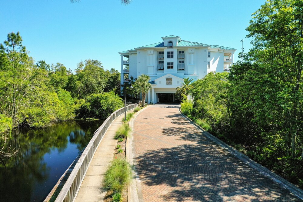 'Wasted Time'  BEACHFRONT & FABULOUS! Beach Set-Up Included March-October!