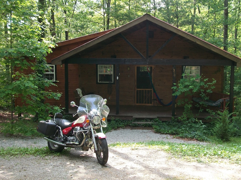 Cabin in the Big South Fork/Pickett State Park Area. No pets, horses or
