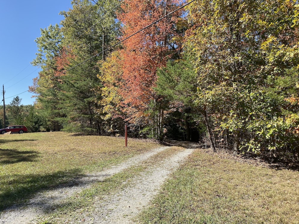 Cabin in the Big South Fork/Pickett State Park Area. No pets, horses or