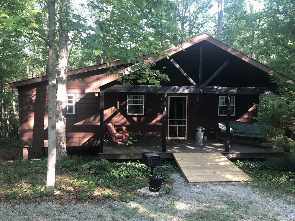 Cabin in the Big South Fork/Pickett State Park Area. No pets, horses or