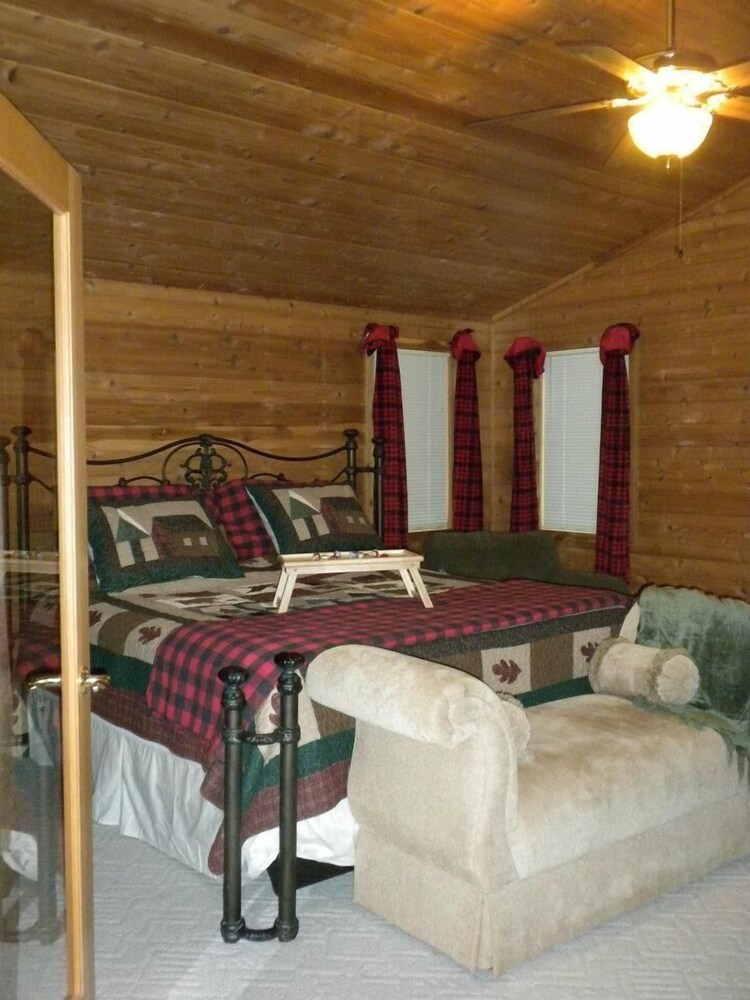 Cedar Chalet with Hot Tub on Devils Lake, ster, WI County