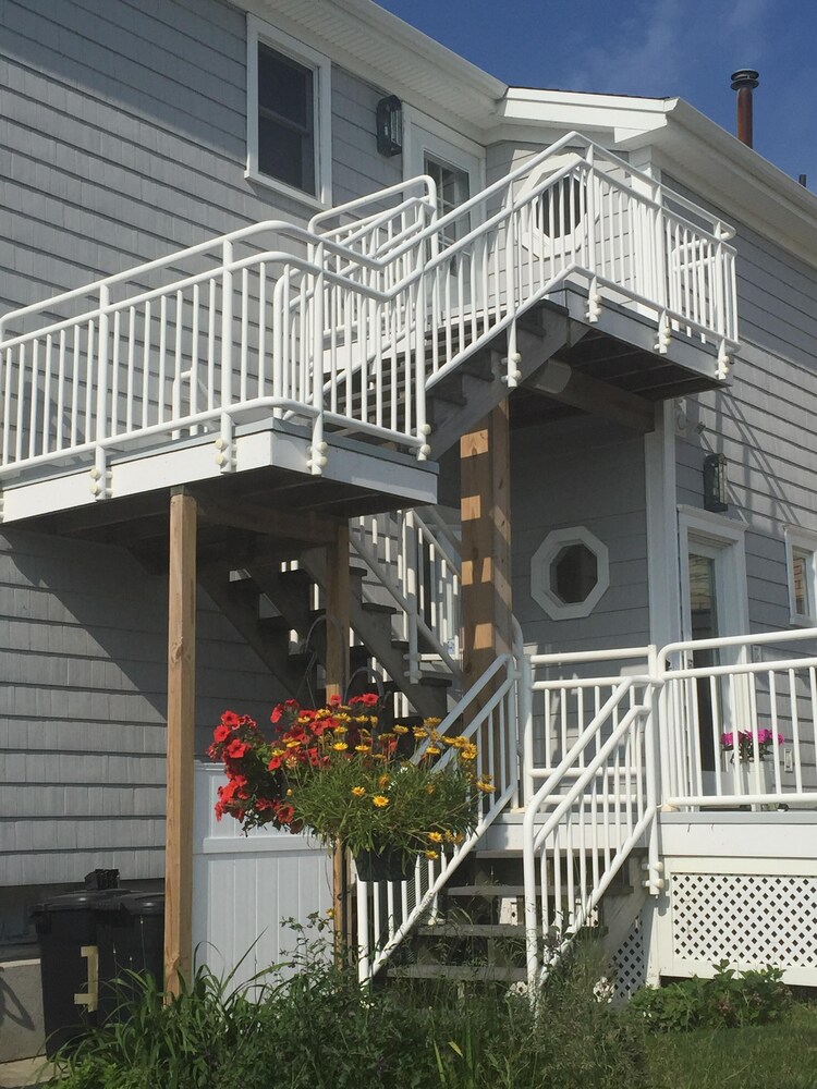 Lake Front Spacious 3 Bdrm Rental on Silver Lake -Steps to the Beach