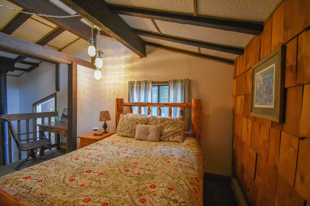 Quiet Pet Friendly Cabin Lake Cle ElumOwner operated! Brand new hot