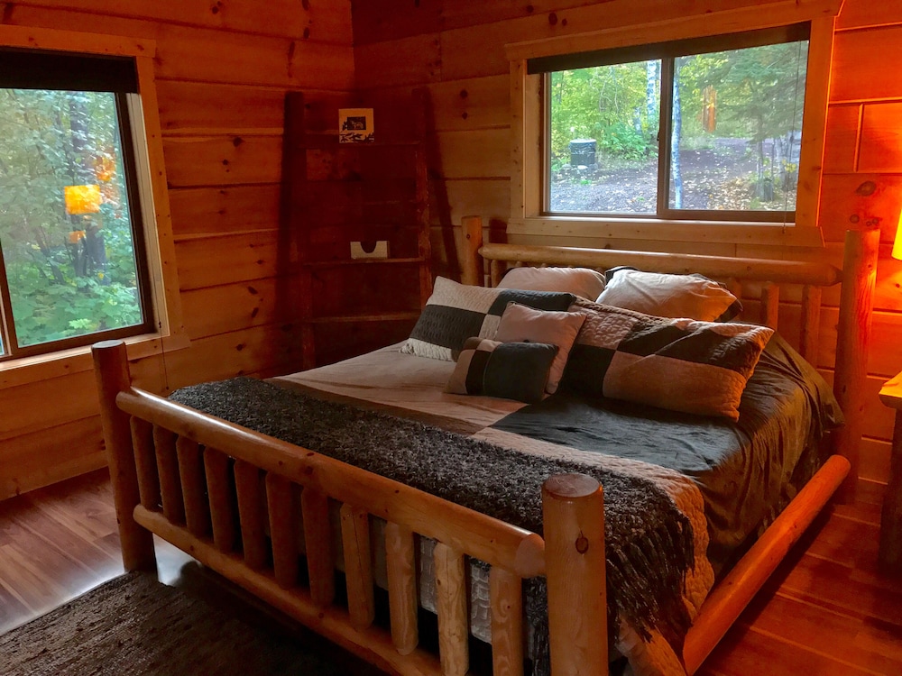 1mile from Lutsen Mountains. Stunning Log Cabin With Sauna. Pet