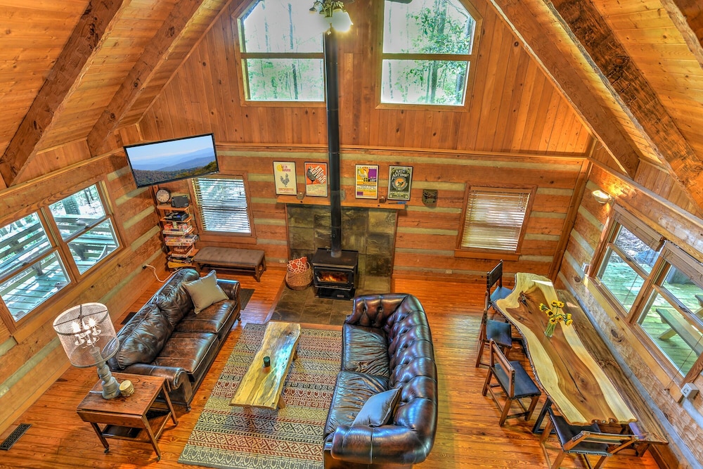 Rustic Hand Hewn Log Cabin Fully Fenced Yard 20 Mins From