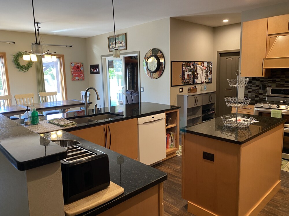 Perfect for large groups and families ~ 7. 1 mile from UW Madison 