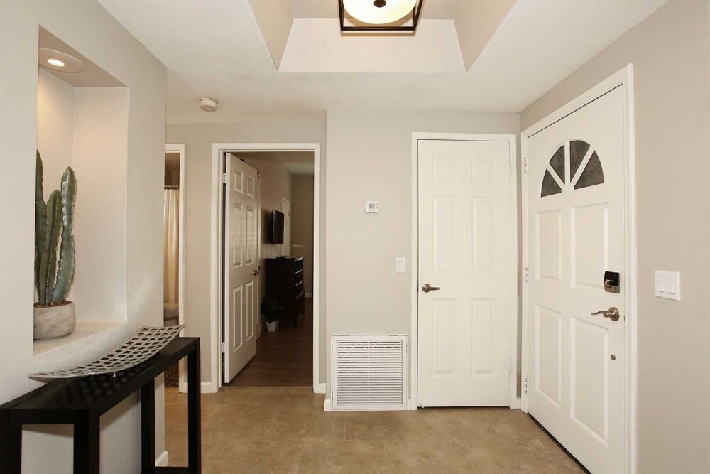 Contemporary Scottsdale Condo Near Old Town & McCormick Ranch