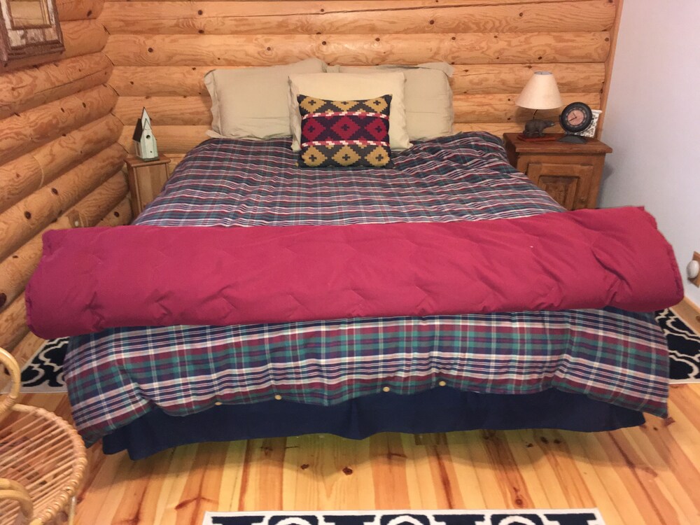 Charming Log House with WIFI Steps Away from Boyne River and enhanched