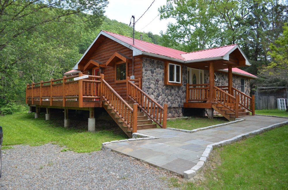 Newly Renovated Catskill Mountain Water Front Custom Log Home in Starlight, United States