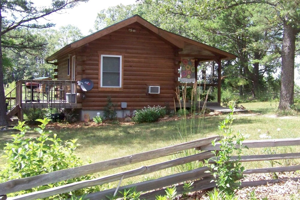 , Jack's Log Cabin Near Meramec River in Quiet Wooded Setting With Hot Tub