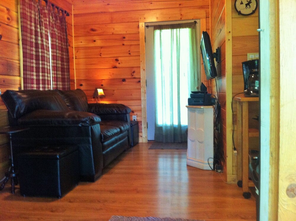 Jack's Log Cabin Near Meramec River in Quiet Wooded Setting With Hot
