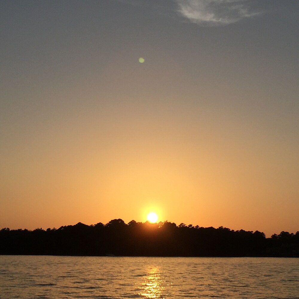 Cozy-Lake Cabin in Great Cove Right Off Main Channel on Lake Hamilton 