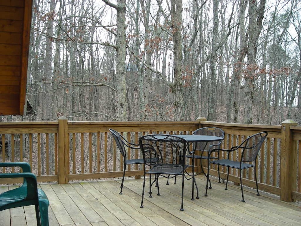 Hilltop Heaven 9 Acres Of Wooded Seclusion, Yet Close To Everything You Need.