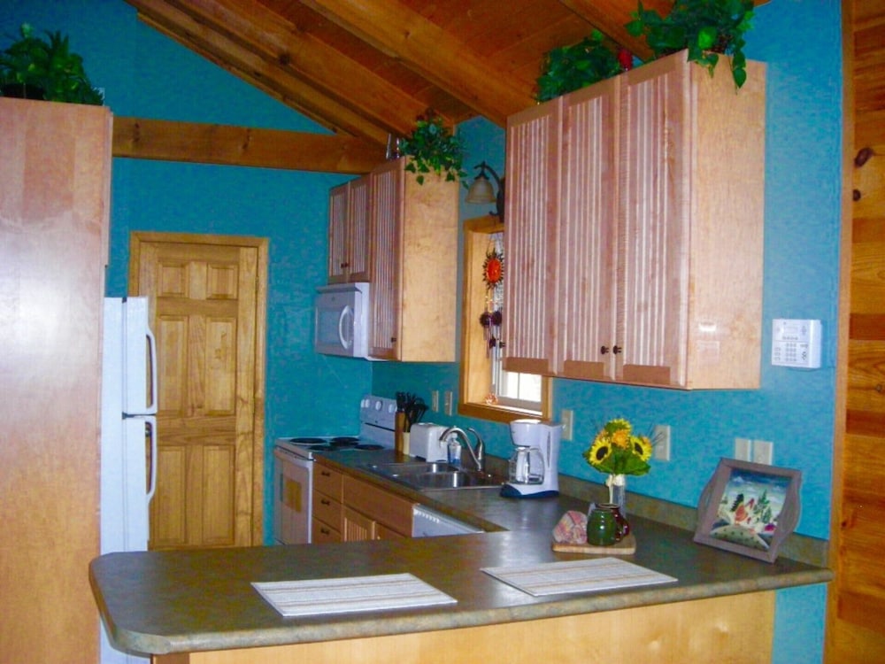 Hilltop Heaven 9 Acres Of Wooded Seclusion, Yet Close To Everything You Need.