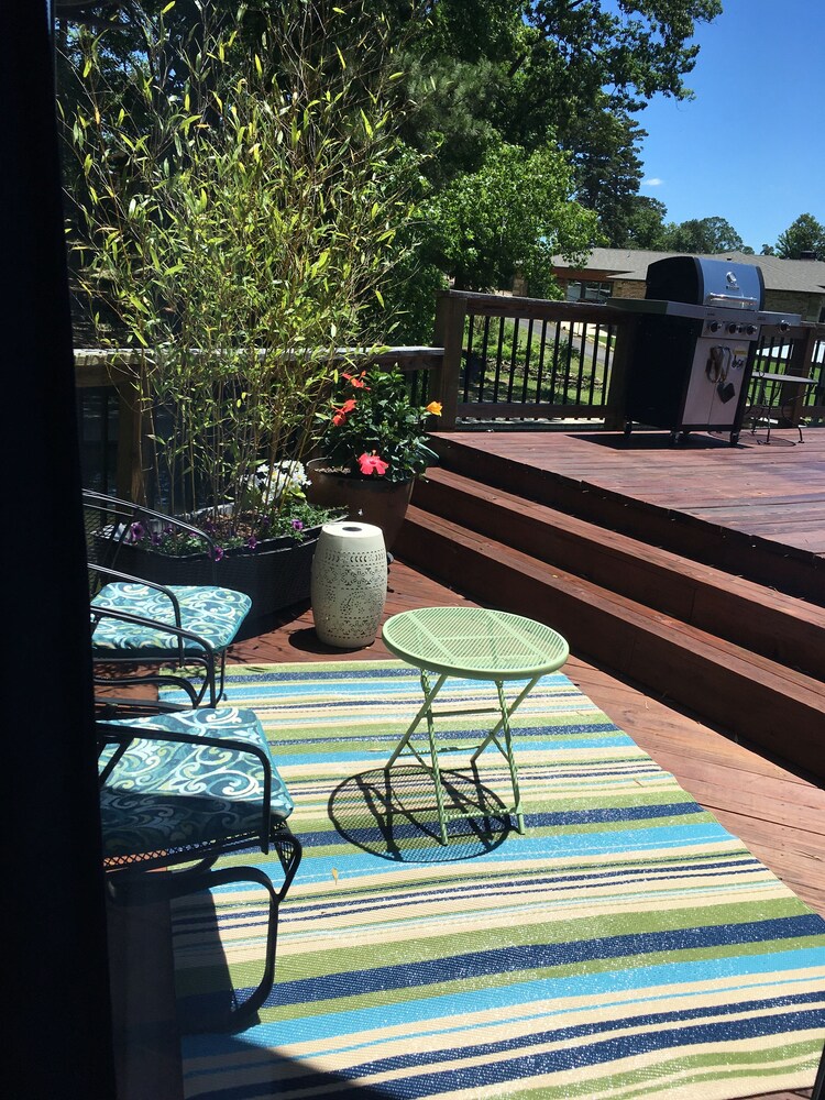 Balcony, Beautiful Lake Hamilton Cottage with Deck extending over the lake