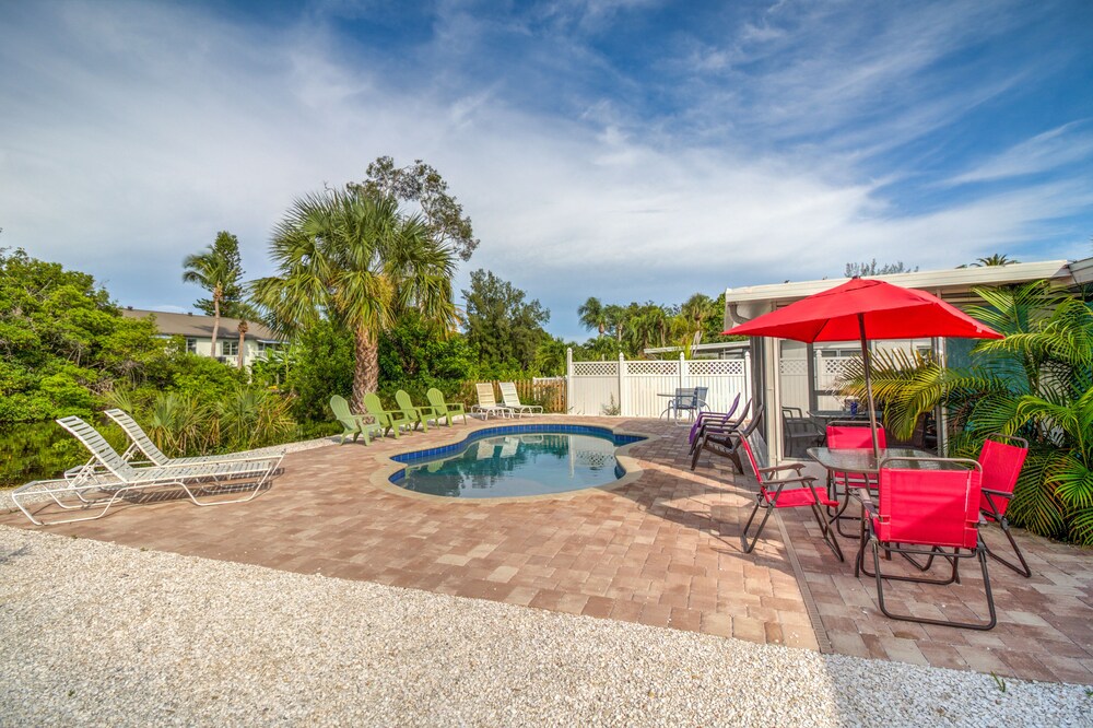 NEW POOL! 3 Bedroom 2 Bathroom -Walk to beach, 2 night minimum SPECIALS