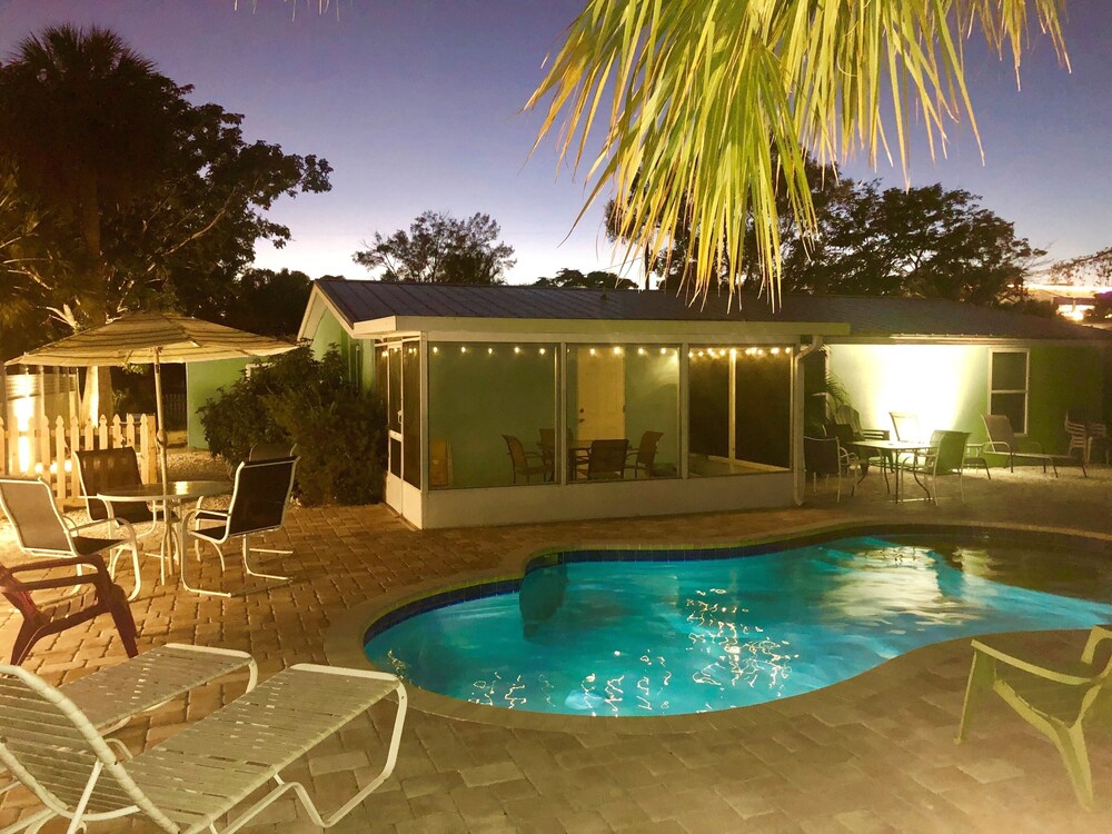 NEW POOL! 3 Bedroom 2 Bathroom -Walk to beach, 2 night minimum SPECIALS