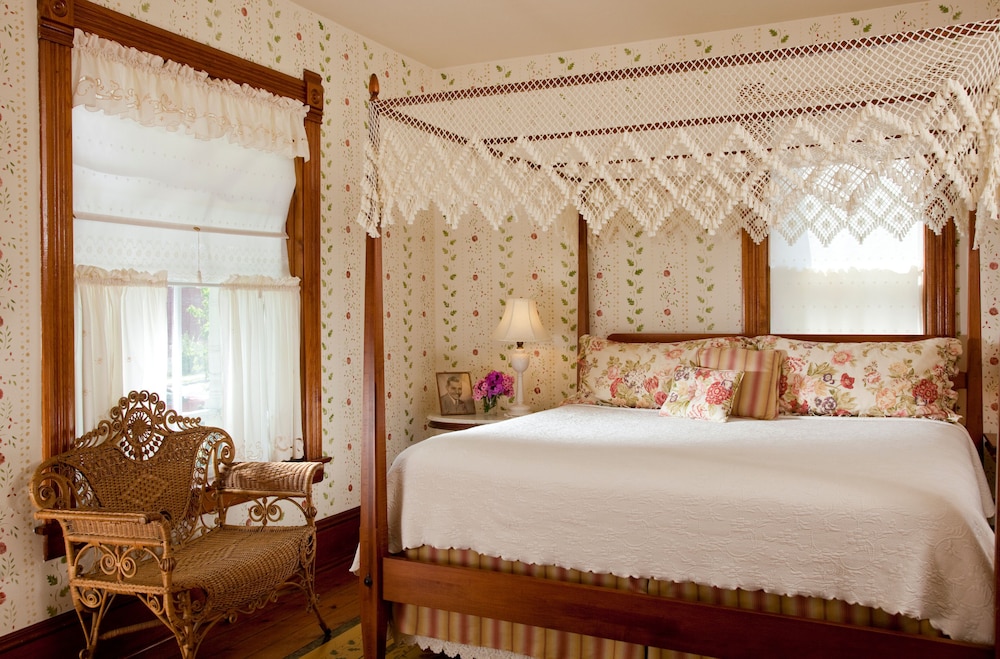 Century Old Door County inTown Farmhouse Baileys Harbor Vrbo