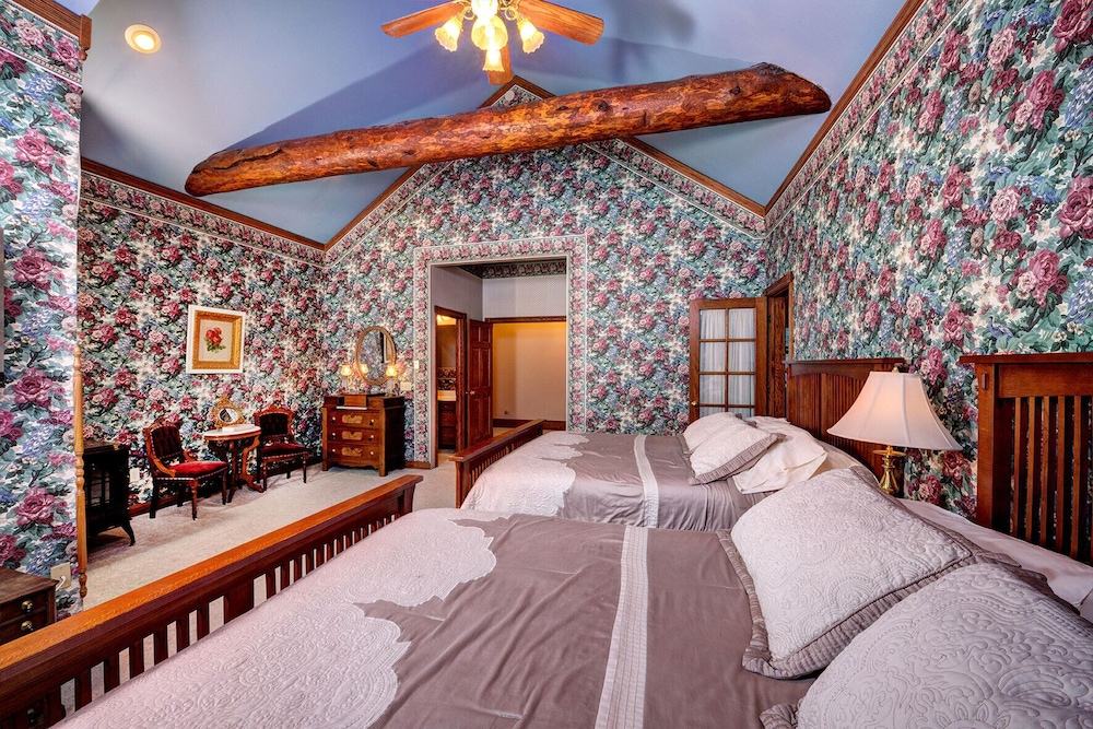 8 BR/8b Luxury Mtn Lodge on Fall River, 8,500 sq ft living space, 2 1/2