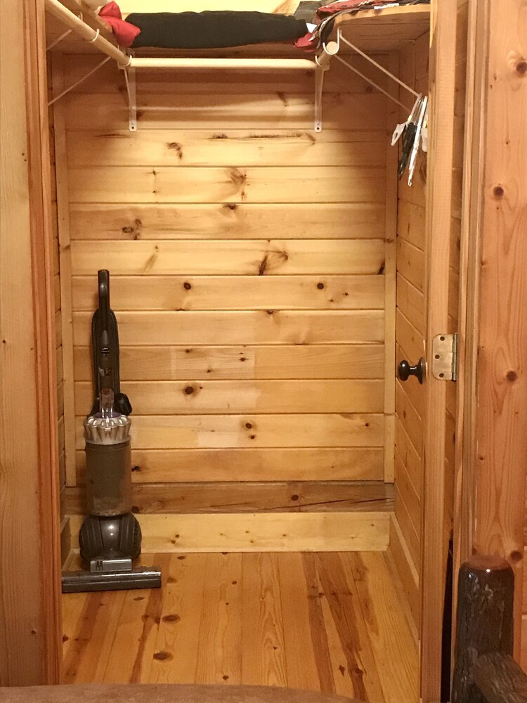 Moose Tracks Lodge on Johnson Lake- Gated Community-Cabin has Hottub