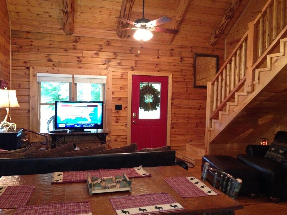 Moose Tracks Lodge on Johnson Lake- Gated Community-Cabin has Hottub