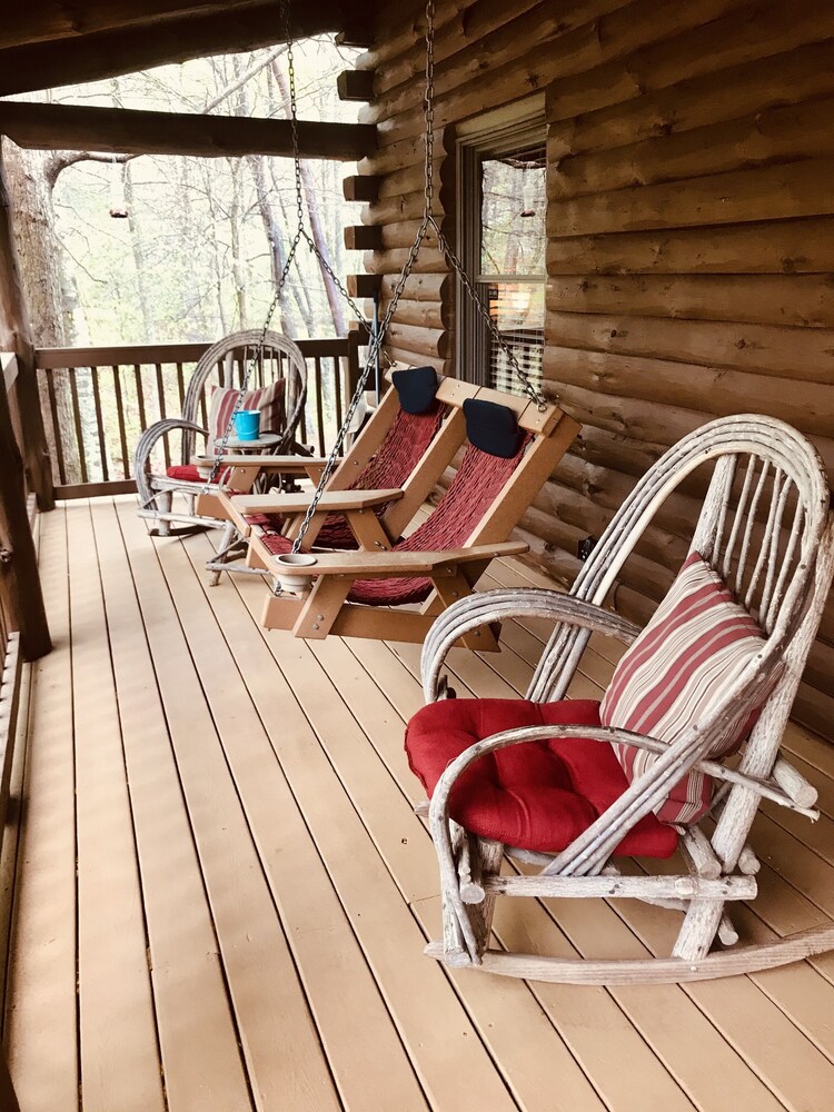 Moose Tracks Lodge on Johnson Lake- Gated Community-Cabin has Hottub