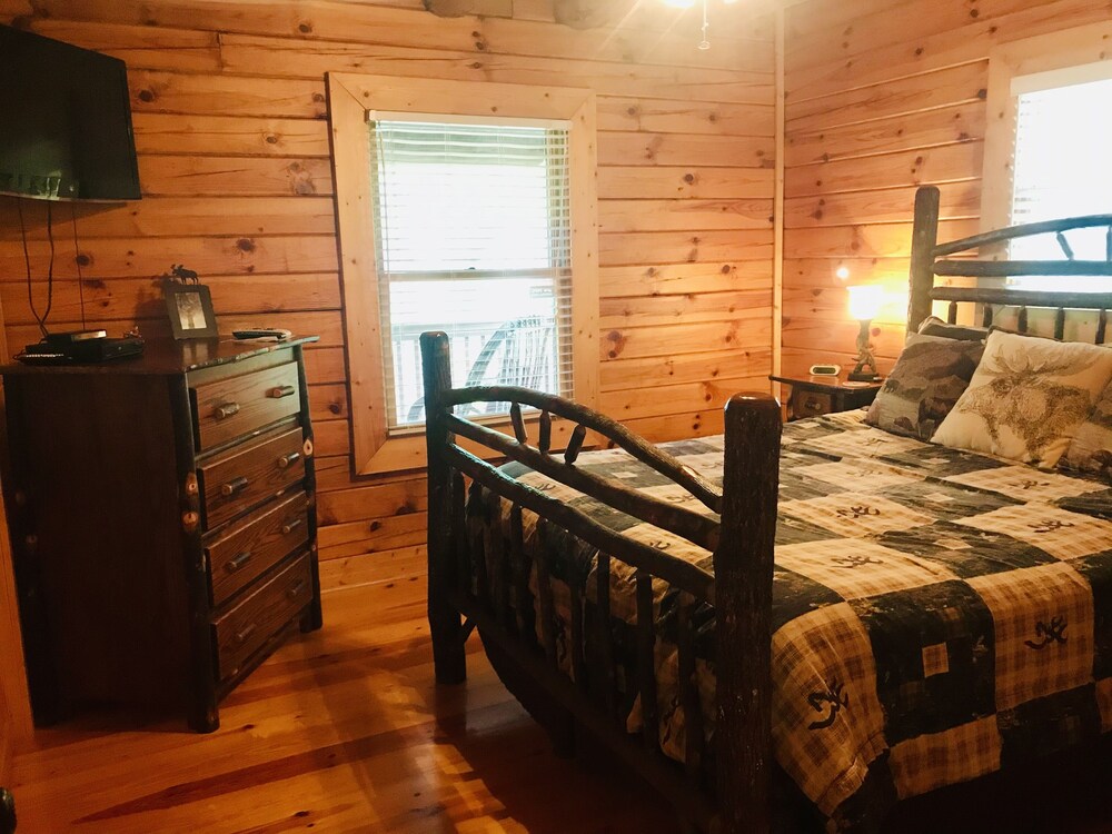 Moose Tracks Lodge on Johnson Lake- Gated Community-Cabin has Hottub