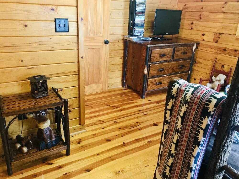 Moose Tracks Lodge on Johnson Lake- Gated Community-Cabin has Hottub