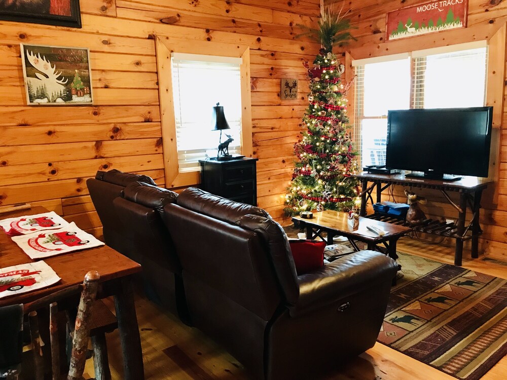 Moose Tracks Lodge on Johnson Lake- Gated Community-Cabin has Hottub