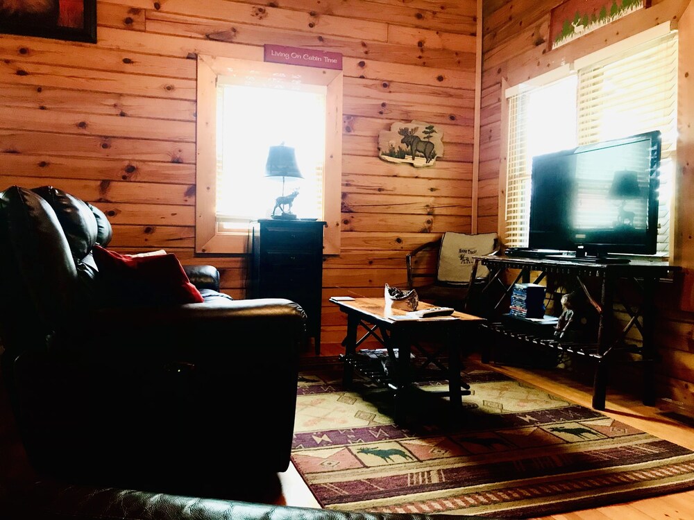 Moose Tracks Lodge on Johnson Lake- Gated Community-Cabin has Hottub